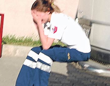 Bebeği kurtaramayınca hüngür hüngür ağladı