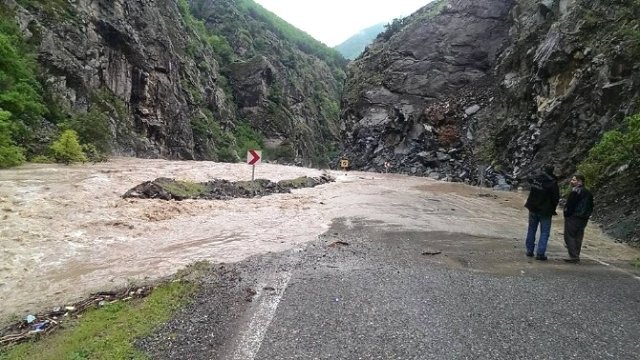 Artvin-şavşat Karayolu Aşırı Yağışlar Nedeniyle Kapandı