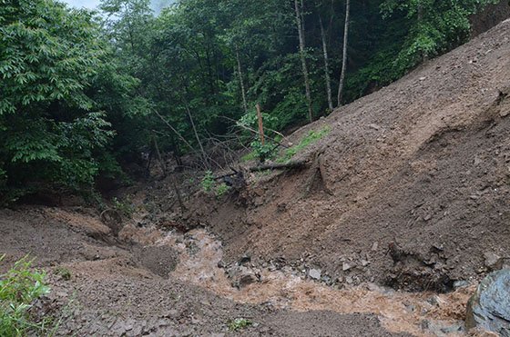 Yomra'da Heyelan Nedeniyle Kapanan Yolları Büyükşehir Belediyesi Açtı