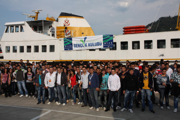 Rize Üniversitesi öğrencilerine vapur gezisi