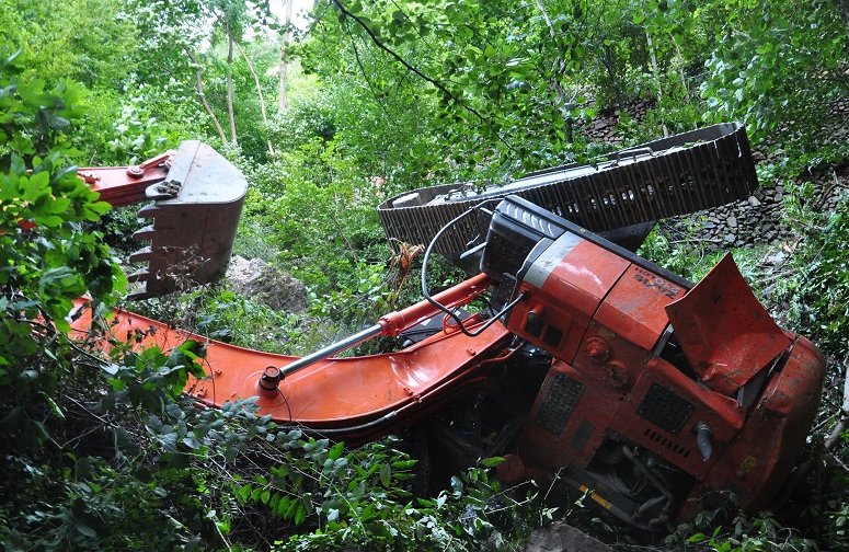 Artvin'de iş makinesi devrildi: 1 yaralı