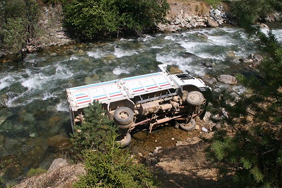 Artvin'de kamyonet çay yatağına düştü: 5 yaralı