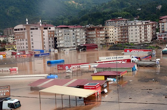 Hopa'da Sel Can Aldı 8 Ölü