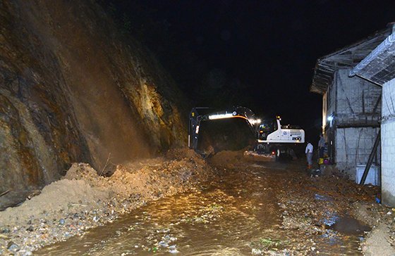 Trabzon'da Sağanak Yağış Hayatı Olumsuz Etkiledi