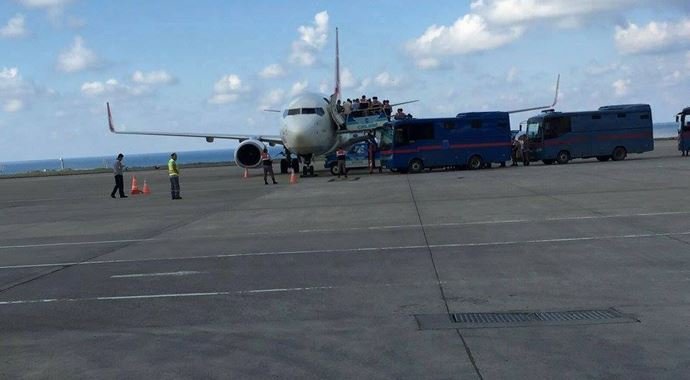 Mahkumlar özel uçakla Trabzon'a getirildi!