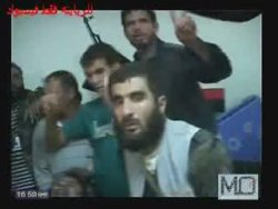Kaddafi'nin cesedi önünde poz verdiler - İzle