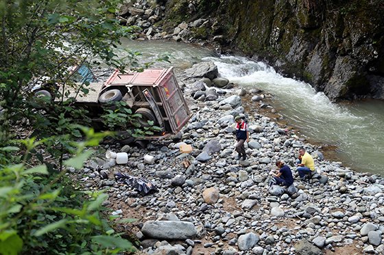 Artvin'de kamyon dereye devrildi: 1 ölü, 4 yaralı