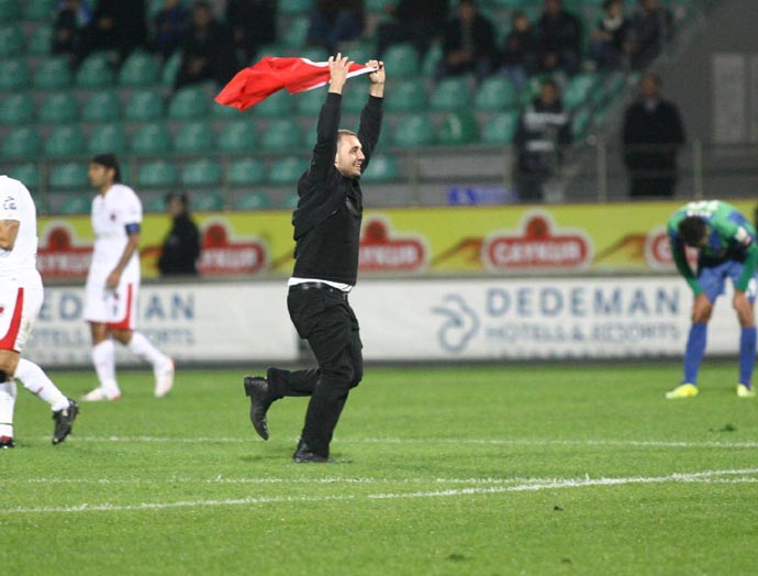 Rize`de sahaya inen o kişi bakın kim
