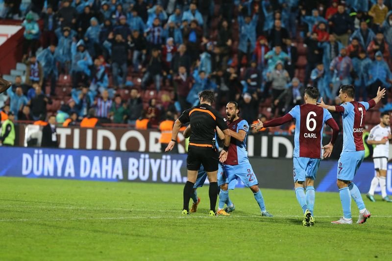 Trabzonspor-Gaziantepspor maçının hakemi stattan çıkamadı
