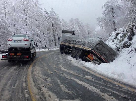 Artvin’de Kar Yağışı Ulaşımı Olumsuz Etkiliyor