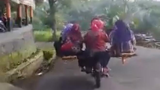 Bir Motorsiklette 10 kişi