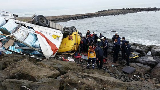 Tır, Deniz Kenarındaki Kayalıklara Uçtu: 1 Ölü