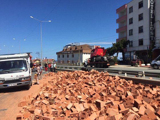 Karadeniz Sahil Yolu'nda ulaşım durdu