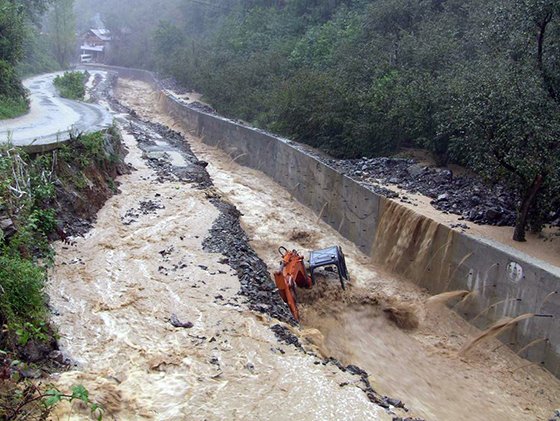 Artvin'de dereler taştı, iş makineleri dere sularına kapıldı