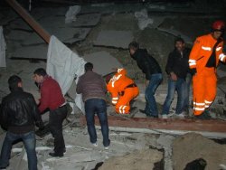 Van'da 5.6'lık 2. deprem: Bir otel bir dersane yıkıldı