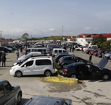 Trabzon'da oto pazarı bu yılın en hareketli gününü yaşıyor
