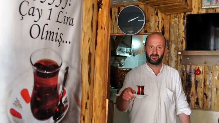 Bu kahvede süzgeçten geçirilmiş çay istemek