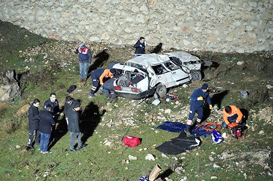 İki otomobil, peş peşe dereye uçtu: 3 ölü, 8 yaralı