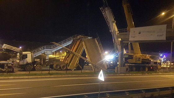 Damperi açık kamyon üst geçide çarptı