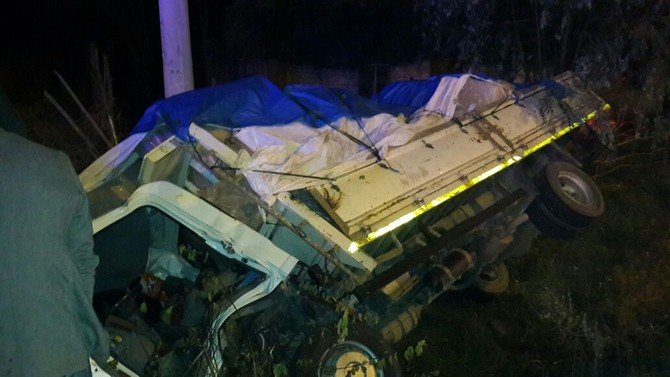Kamyon Şarampole Yuvarlandı: 1'i Ağır 3 Yaralı