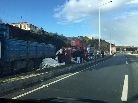 Buzlanma nedeniyle kontrolden çıkan kamyon devrildi
