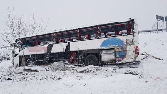 Sinop'ta yolcu otobüsü uçuruma yuvarlandı!