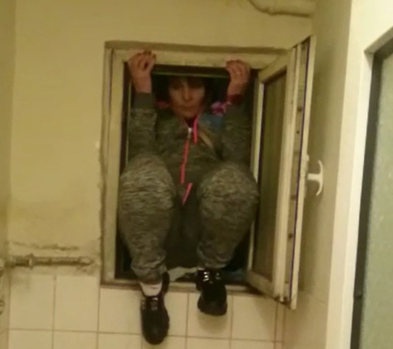 Havalandırma boşluğuna saklandılar, polisten kaçamadılar