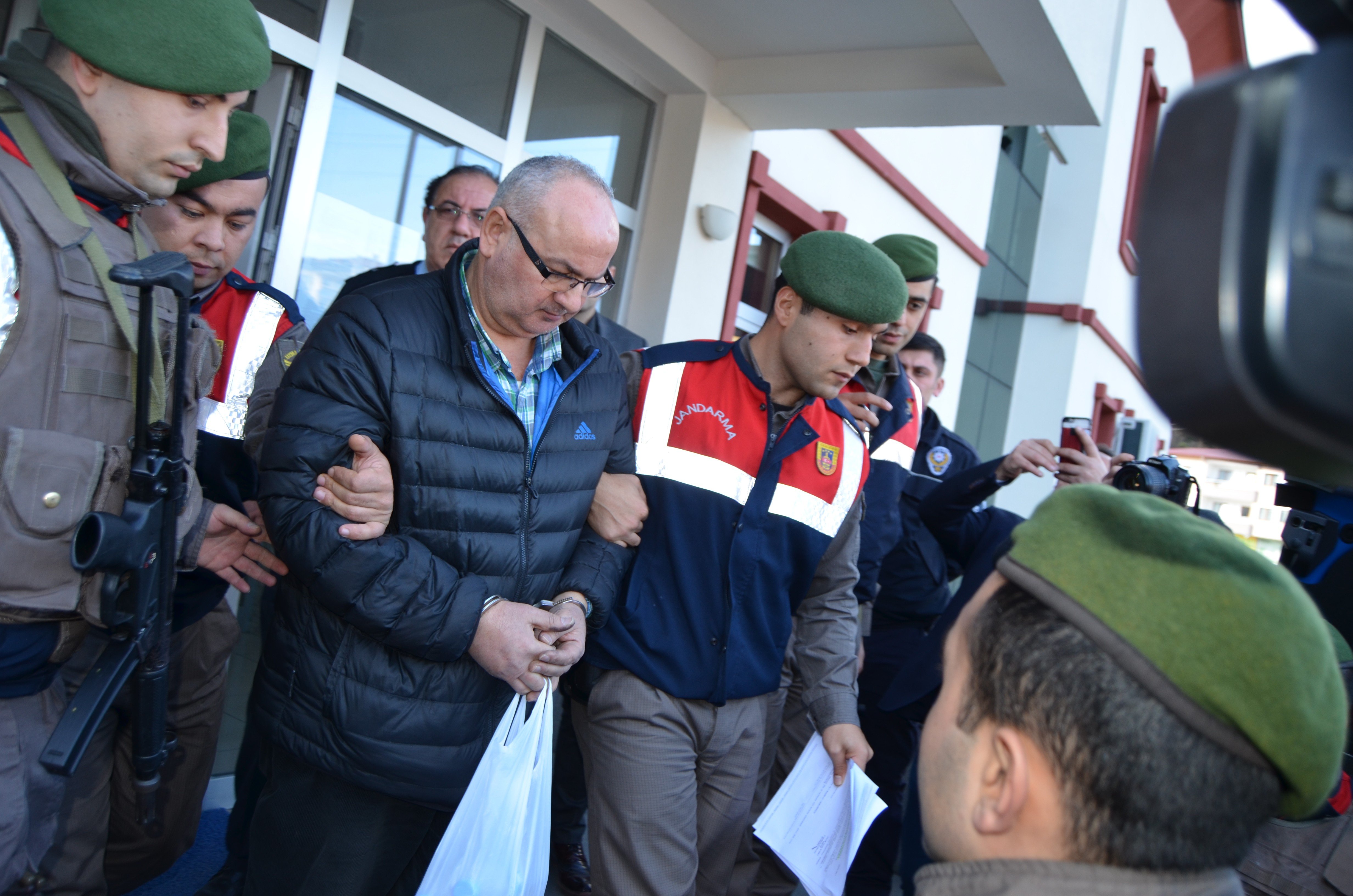 Annesini ve kız kardeşlerini vurduğunu jandarmada öğrendi