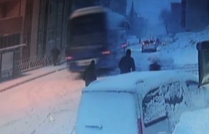 Trabzon'da kayan otobüs yayayı korkuluklardan düşürdü
