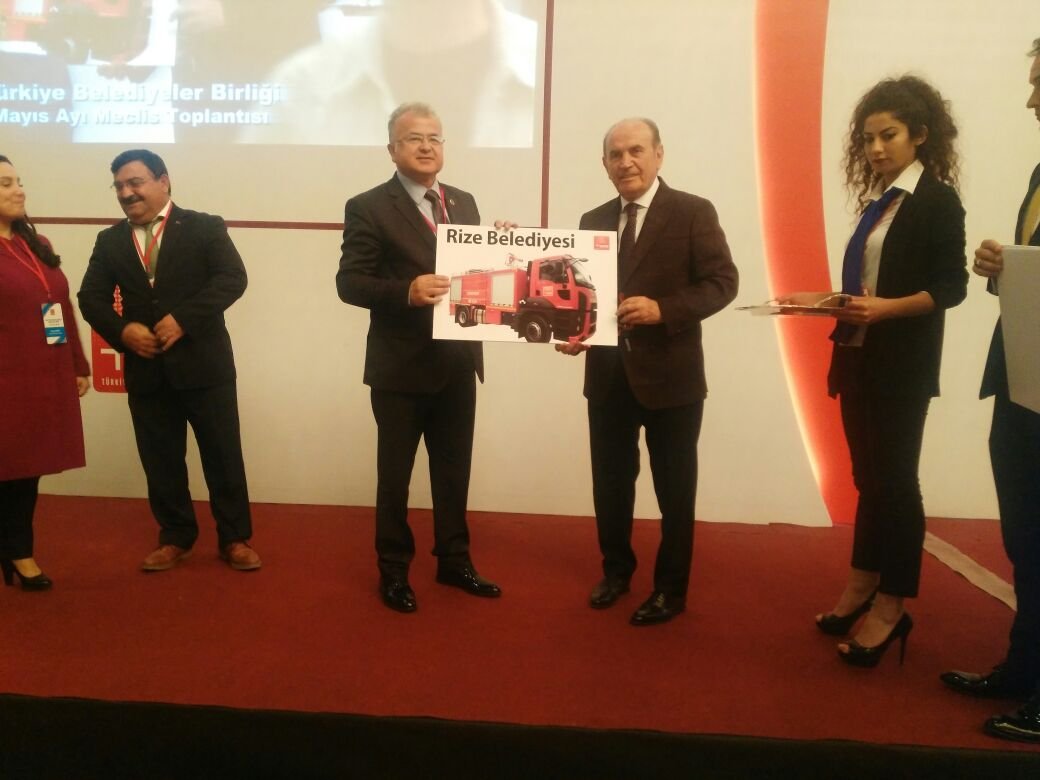 RİZE’YE BELEDİYELER BİRLİĞİNDEN İTFAİYE ARACI HİBE EDİLDİ..