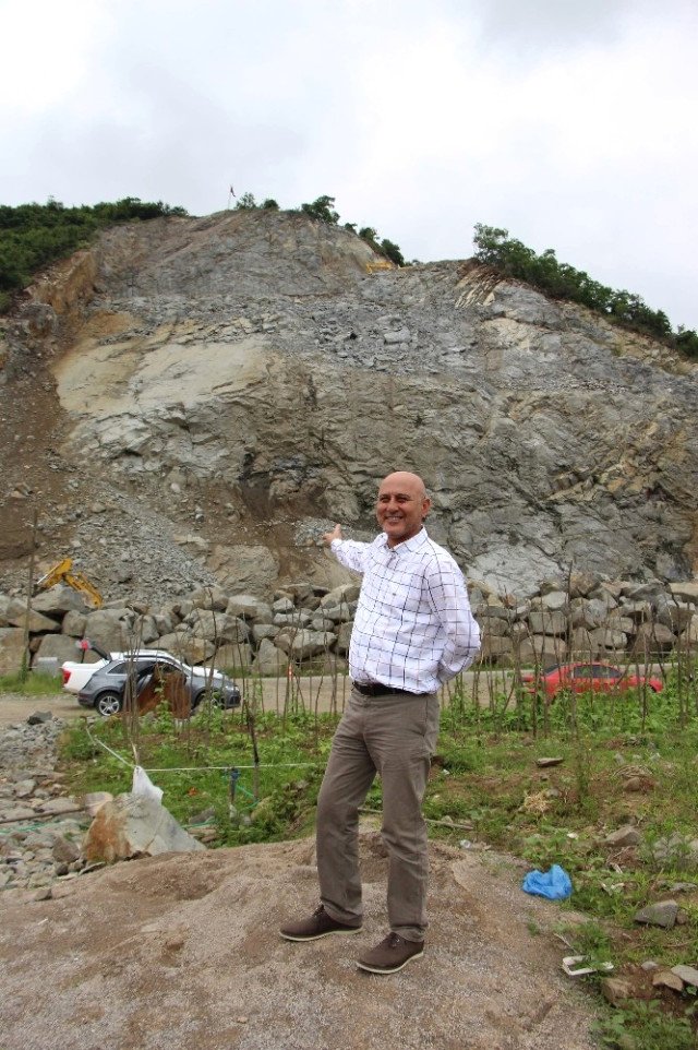 Dağı Delip Çıkardığı Taşları Yurt dışına İhraç Ediyor