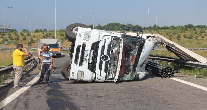 Virajı alamayan tır devrildi: 1 yaralı