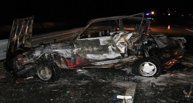 Kastamonu’da bariyerlere çarpan otomobil alev aldı