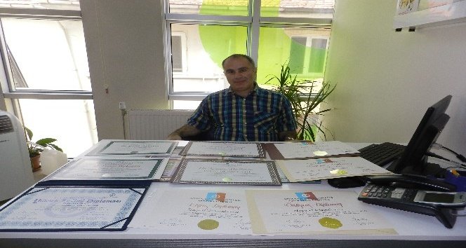 11 üniversiteyi bitirdi, 12’nciye hazırlanıyor
