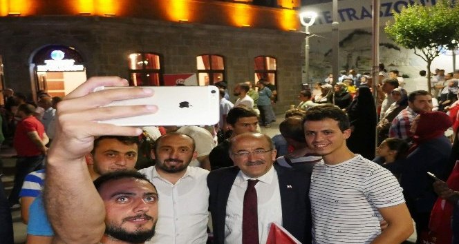 Başkan Gümrükçüoğlu hemşehrilerinin arasında nöbet tuttu