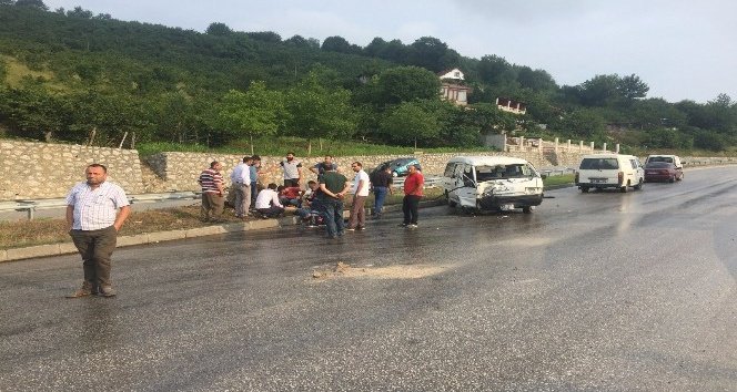 Kontrolden çıkan minibüs elektrik direğine çarptı