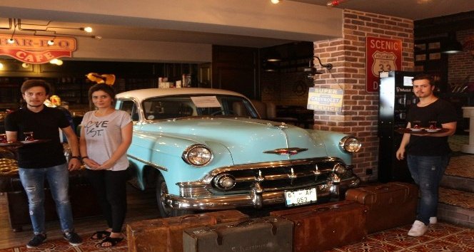 Klasik araba galerisi değil kafe