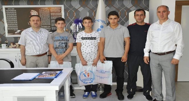 Genç halterciler, Rize’de yapılacak olan Türkiye şampiyonası öncesinde ‘altın’ sözü verdiler