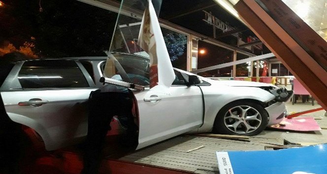 Otomobil pastaneye girdi, sürücü kaçtı