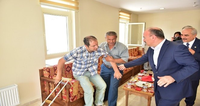 Vali Karadeniz’den terör gazisine ziyaret