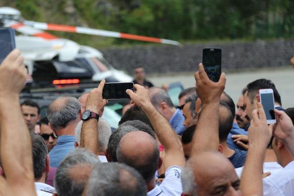 Cumhurbaşkanı Erdoğan’dan Sarp Sınır Kapısı’na inceleme