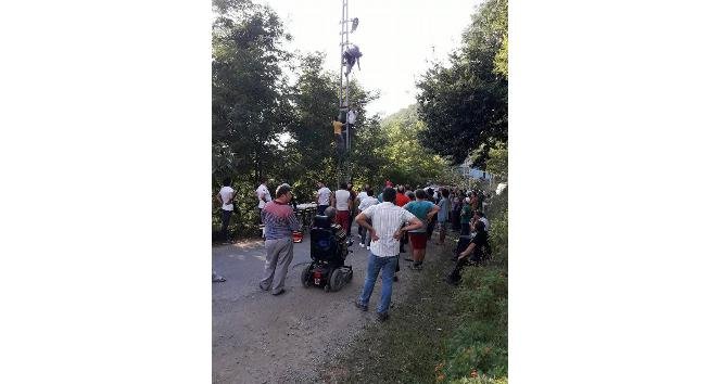 Elektrik direğinde asılı kaldı, ağır yaralandı