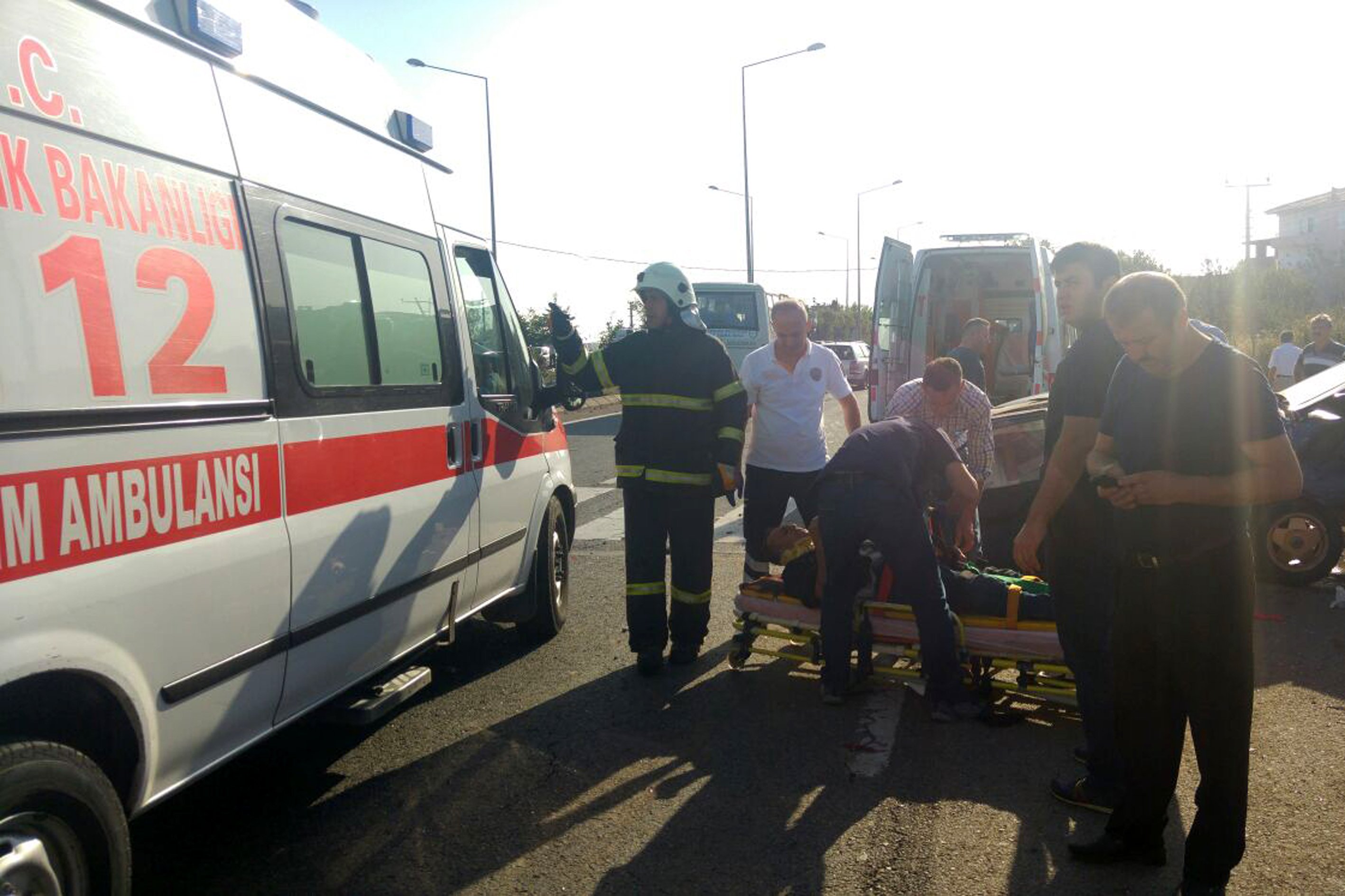 Rize'ye giden Yolcu Otobüsüyle Otomobil Çarpıştı: 3 Yaralı