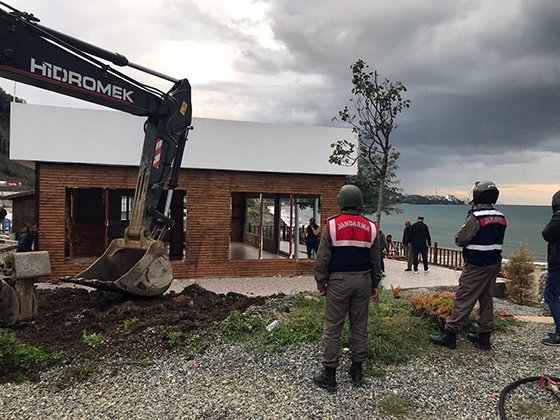 Trabzon'da kaçak restoran ve plaj yıkıldı