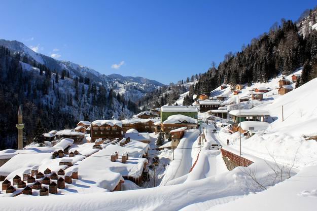 Rize ile Artvin'de Kuvvetli Sağanak ve Kar Yağışı Uyarısı