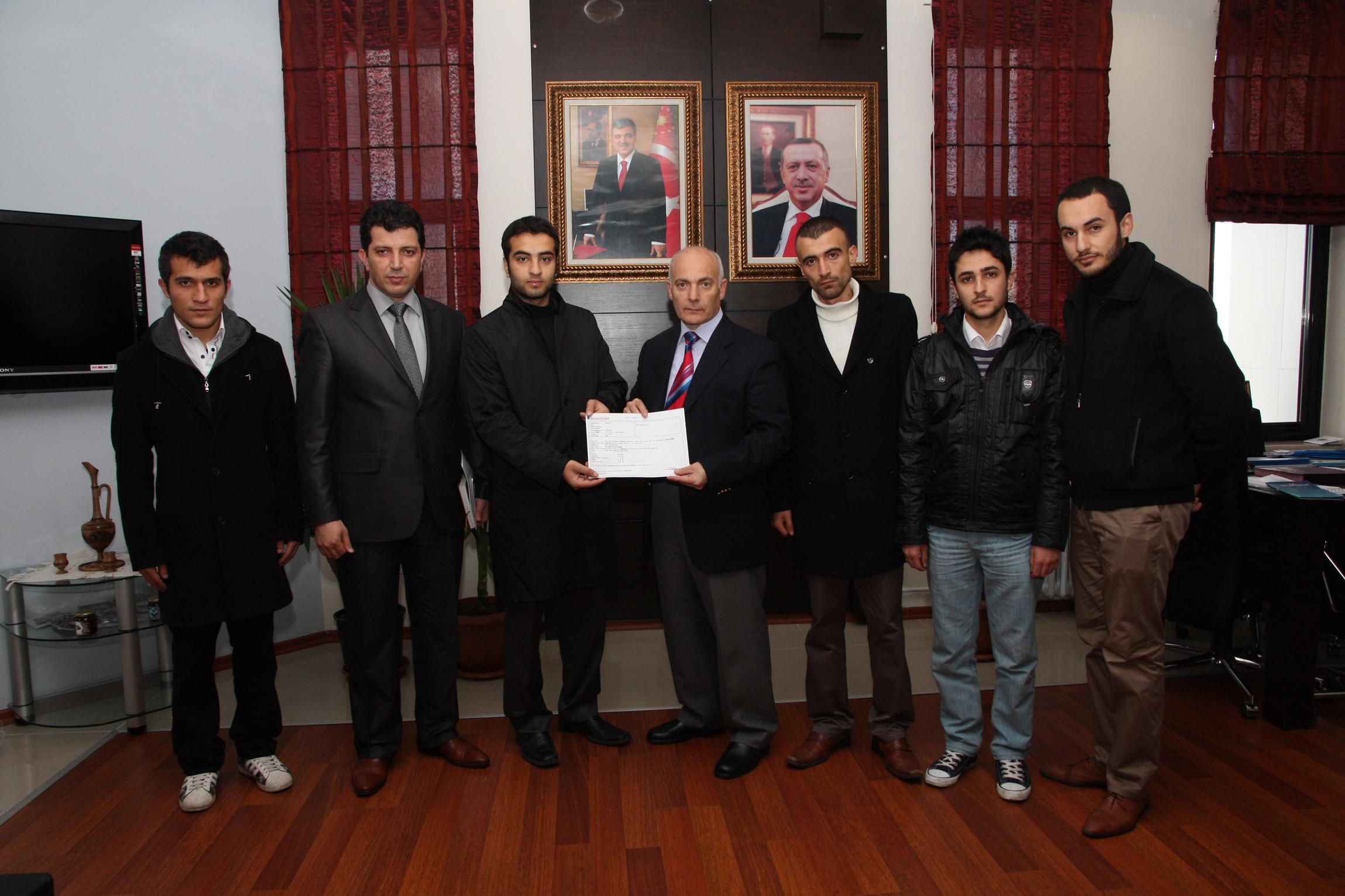 rize üniversitesi öğrencileri van’a harçlıklarını gönderdi