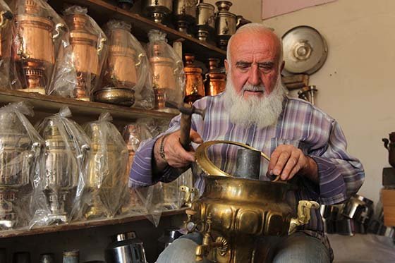 Ömer ustanın yaptığı semaverlerle "Tavşan kanı" çay