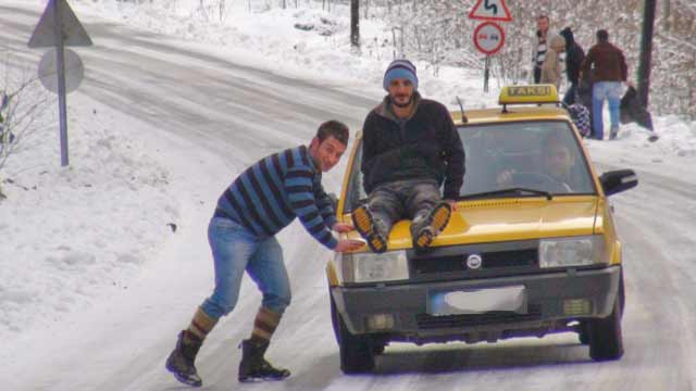 Ayder yolu buz pistine döndü