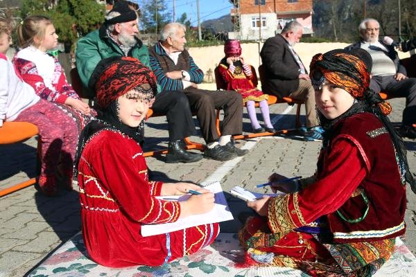 RİZE DEDELERİ ANILARINI ANLATIYOR, TORUNLARI HİKAYE KİTABI YAZIYOR