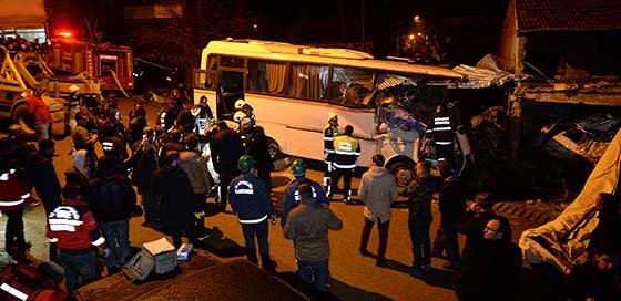 İşçi servisi eve çarptı: 4 ölü, 2 yaralı
